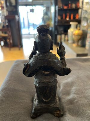 Drie Chinese bronzen figuren van Guanyu, Li Jing en een ambtenaar, Ming — foto 12
