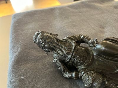 Drie Chinese bronzen figuren van Guanyu, Li Jing en een ambtenaar, Ming — foto 6