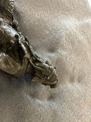 Drie Chinese bronzen figuren van Guanyu, Li Jing en een ambtenaar, Ming — foto 9