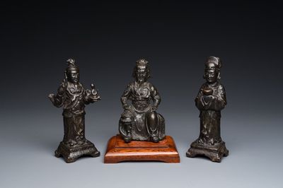 Drie Chinese bronzen figuren van Guanyu, Li Jing en een ambtenaar, Ming