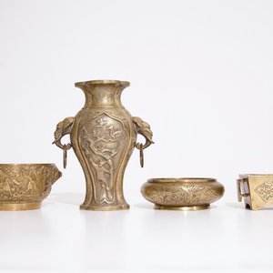 Drie Chinese bronzen kommen of wierookbranders en een vaas, 19/20e eeuw — foto 1