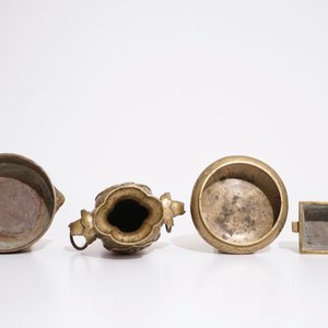 Drie Chinese bronzen kommen of wierookbranders en een vaas, 19/20e eeuw — foto 5