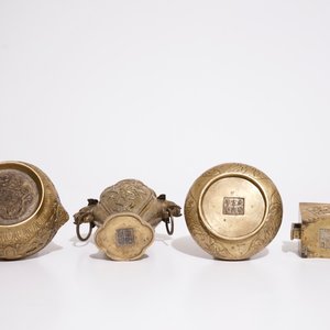 Drie Chinese bronzen kommen of wierookbranders en een vaas, 19/20e eeuw — foto 6