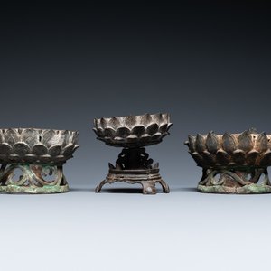 Drie Chinese bronzen lotustronen, Ming — foto 2