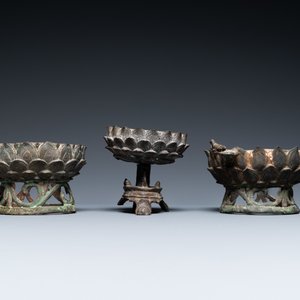 Drie Chinese bronzen lotustronen, Ming — foto 3