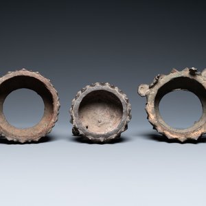 Drie Chinese bronzen lotustronen, Ming — foto 6