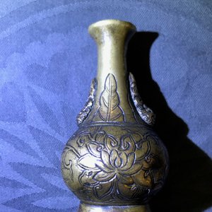 Drie Chinese bronzen miniatuur vaasjes, 17/18e eeuw — foto 25