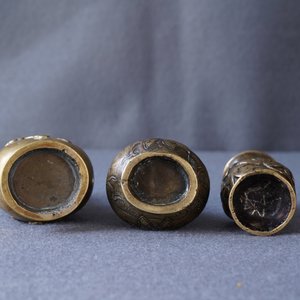 Drie Chinese bronzen miniatuur vaasjes, 17/18e eeuw — foto 10