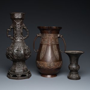 Drie Chinese bronzen vazen, 17e eeuw en later — foto 1