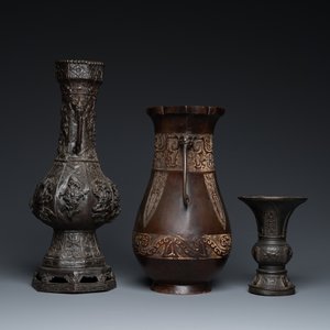 Drie Chinese bronzen vazen, 17e eeuw en later — foto 3