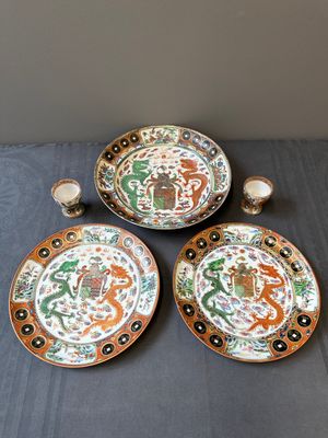 Drie Chinese Canton famille rose borden en een paar eierdopjes met wapendecor voor de Portugese markt, Guangxu — foto 1