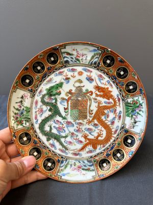 Drie Chinese Canton famille rose borden en een paar eierdopjes met wapendecor voor de Portugese markt, Guangxu — foto 11