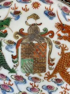 Drie Chinese Canton famille rose borden en een paar eierdopjes met wapendecor voor de Portugese markt, Guangxu — foto 12