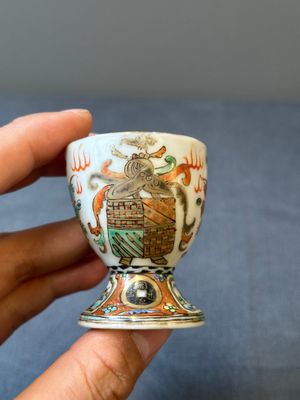Drie Chinese Canton famille rose borden en een paar eierdopjes met wapendecor voor de Portugese markt, Guangxu — foto 27