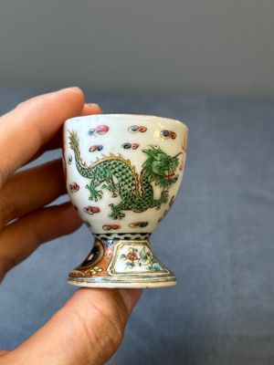 Drie Chinese Canton famille rose borden en een paar eierdopjes met wapendecor voor de Portugese markt, Guangxu — foto 28