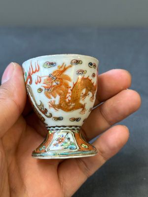Drie Chinese Canton famille rose borden en een paar eierdopjes met wapendecor voor de Portugese markt, Guangxu — foto 32