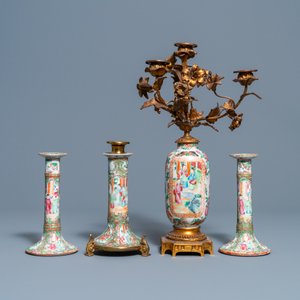 Drie Chinese Canton famille rose kandelaars en een vaasje met vergulde montuur, 19e eeuw — foto 2