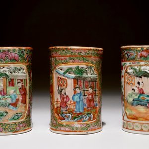 Drie Chinese Canton famille rose penseelpotten met reliëfdecor, 19e eeuw — foto 3