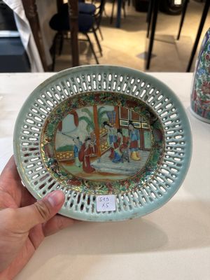 Drie Chinese Canton famille rose vazen, een grote kom en een bord, 19/20e eeuw — foto 11