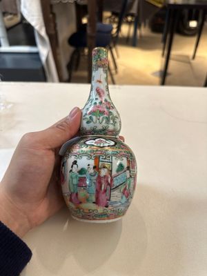 Drie Chinese Canton famille rose vazen, een grote kom en een bord, 19/20e eeuw — foto 2