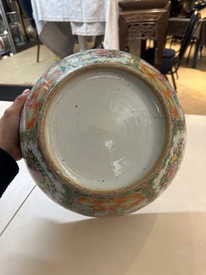 Drie Chinese Canton famille rose vazen, een grote kom en een bord, 19/20e eeuw — foto 22