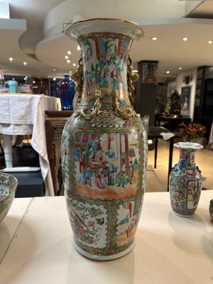 Drie Chinese Canton famille rose vazen, een grote kom en een bord, 19/20e eeuw — foto 23