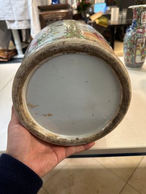 Drie Chinese Canton famille rose vazen, een grote kom en een bord, 19/20e eeuw — foto 30
