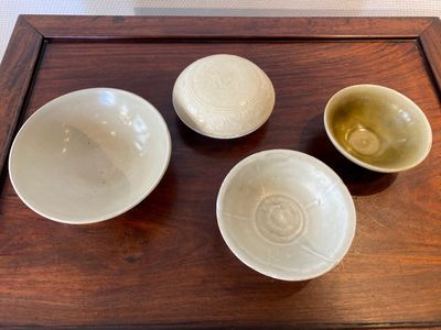 Drie Chinese celadon- en qingbai-geglazuurde kommen en een crème-geglazuurde dekseldoos, Song en later — foto 2