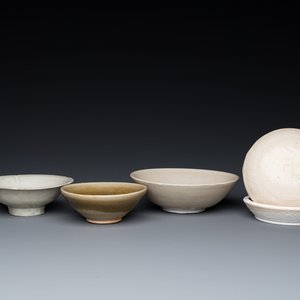 Drie Chinese celadon- en qingbai-geglazuurde kommen en een crème-geglazuurde dekseldoos, Song en later — foto 1
