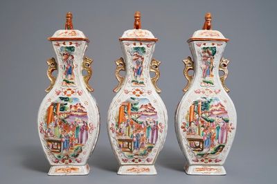 Drie Chinese famille rose dekselvazen met mandarijns decor, Qianlong
