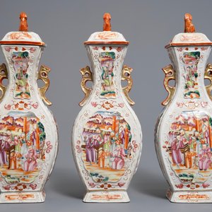 Drie Chinese famille rose dekselvazen met mandarijns decor, Qianlong — foto 3