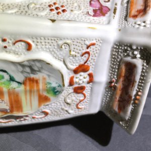 Drie Chinese famille rose dekselvazen met mandarijns decor, Qianlong — foto 43