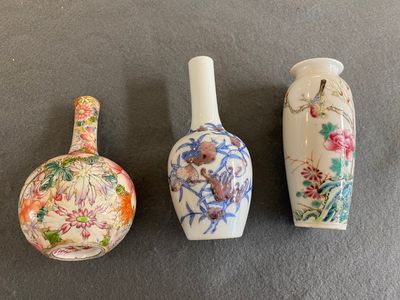 Drie Chinese famille rose en blauw-witte met koperrode vaasjes, 19/20e eeuw — foto 2