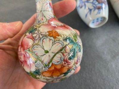 Drie Chinese famille rose en blauw-witte met koperrode vaasjes, 19/20e eeuw — foto 5