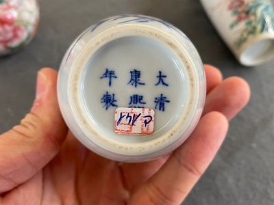 Drie Chinese famille rose en blauw-witte met koperrode vaasjes, 19/20e eeuw — foto 8