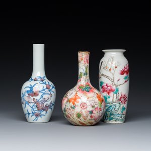 Drie Chinese famille rose en blauw-witte met koperrode vaasjes, 19/20e eeuw — foto 1