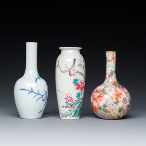 Drie Chinese famille rose en blauw-witte met koperrode vaasjes, 19/20e eeuw — foto 5