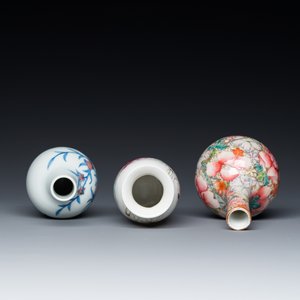 Drie Chinese famille rose en blauw-witte met koperrode vaasjes, 19/20e eeuw — foto 6