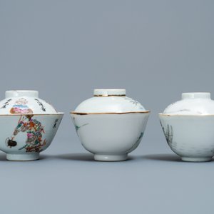 Drie Chinese famille rose en grisaille dekselkommen, 19e eeuw — foto 2