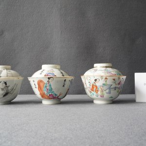 Drie Chinese famille rose en grisaille dekselkommen, 19e eeuw — foto 8