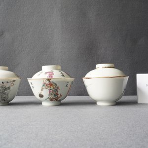 Drie Chinese famille rose en grisaille dekselkommen, 19e eeuw — foto 9