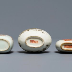 Drie Chinese famille rose en ijzerrode porseleinen snuifflessen, 19e eeuw — foto 5