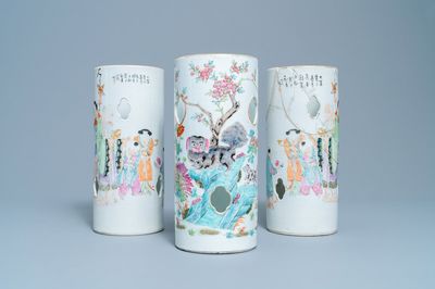 Drie Chinese famille rose en qianjiang cai hoedensteunen, 19/20e eeuw