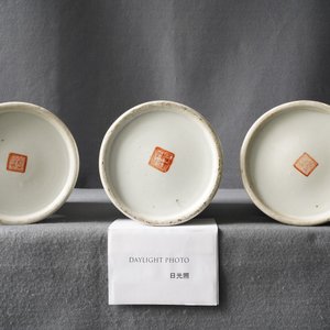 Drie Chinese famille rose en qianjiang cai hoedensteunen, 19/20e eeuw — foto 12