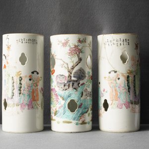 Drie Chinese famille rose en qianjiang cai hoedensteunen, 19/20e eeuw — foto 9