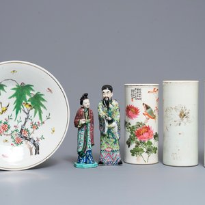 Drie Chinese famille rose en qianjiang cai hoedensteunen, een schotel en twee figuren, 19/20e eeuw — foto 1