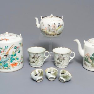 Drie Chinese famille rose en qianjiang cai theepotten en vijf kopjes, 19/20e eeuw — foto 1