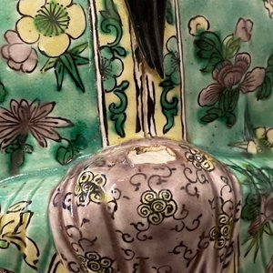 Drie Chinese famille rose en verte figuren, 19/20e eeuw — foto 14