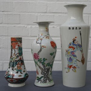 Drie Chinese famille rose en verte vazen, 19/20e eeuw — foto 7