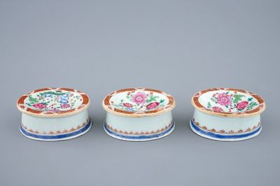 Drie Chinese famille rose export porseleinen zoutvaten, Qianlong, 18e eeuw